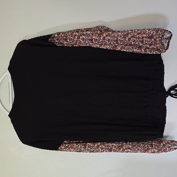 Daytrip Black And Floral Top Size Medium - Picture 2 of 7